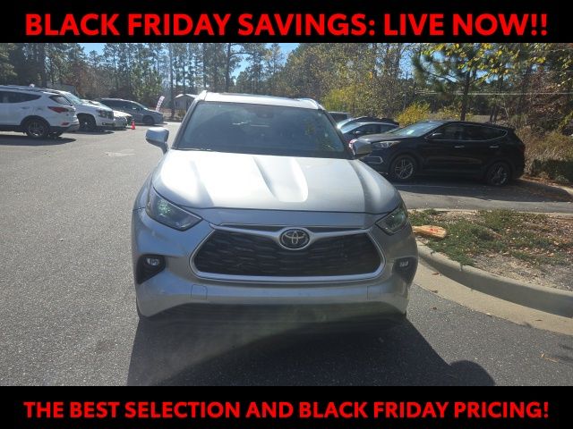 2021 Toyota Highlander XLE photo 2