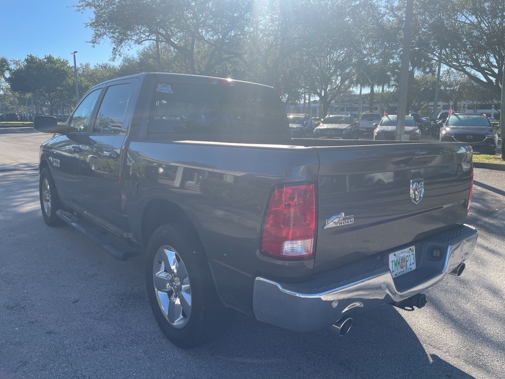 2017 Ram 1500 SLT photo 4