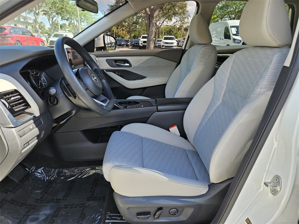 2022 Nissan Rogue SV photo 3