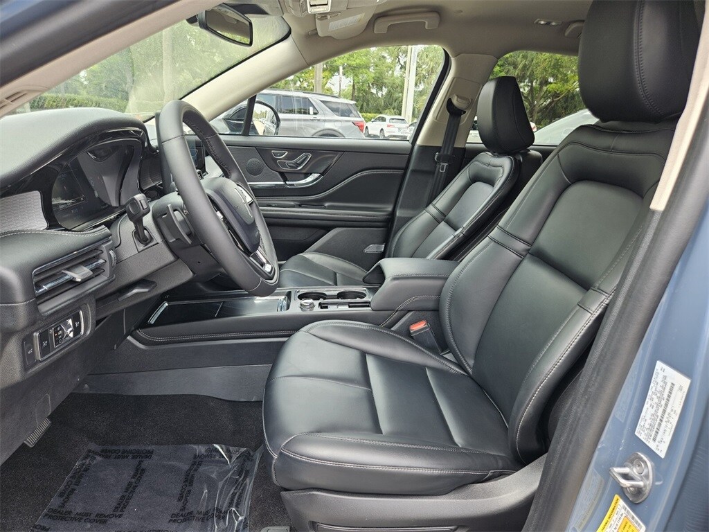 2023 Lincoln Corsair Standard photo 3