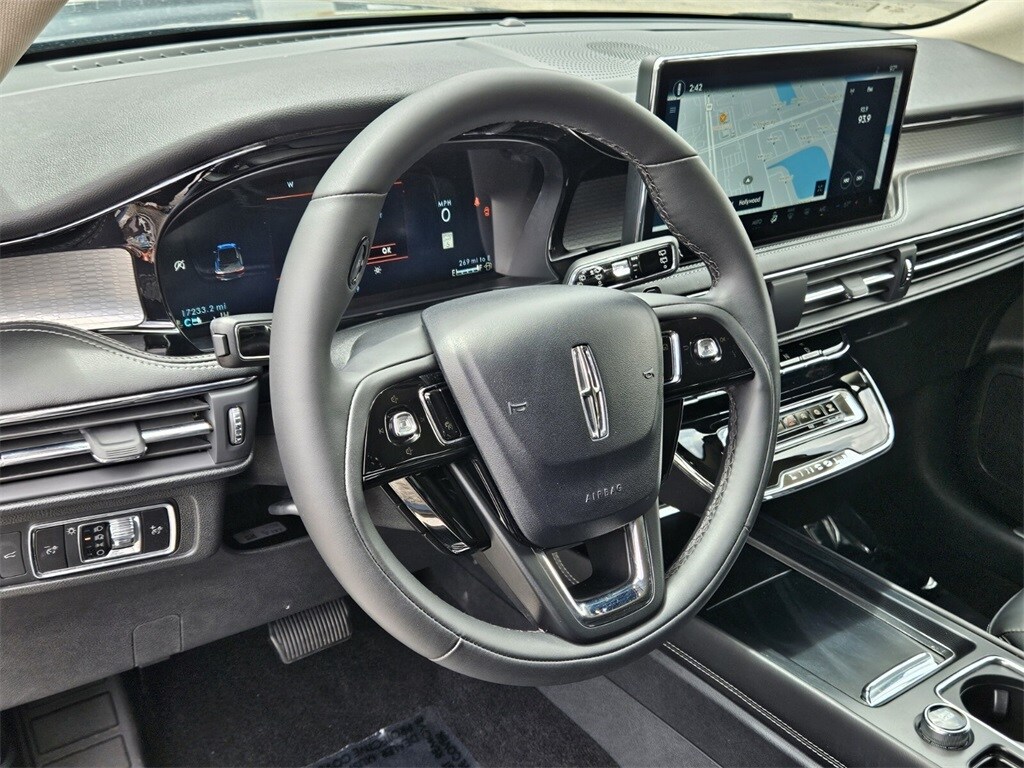 2023 Lincoln Corsair Standard photo 4