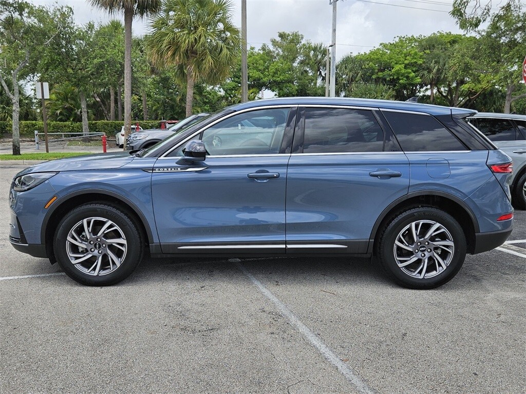 2023 Lincoln Corsair Standard photo 2