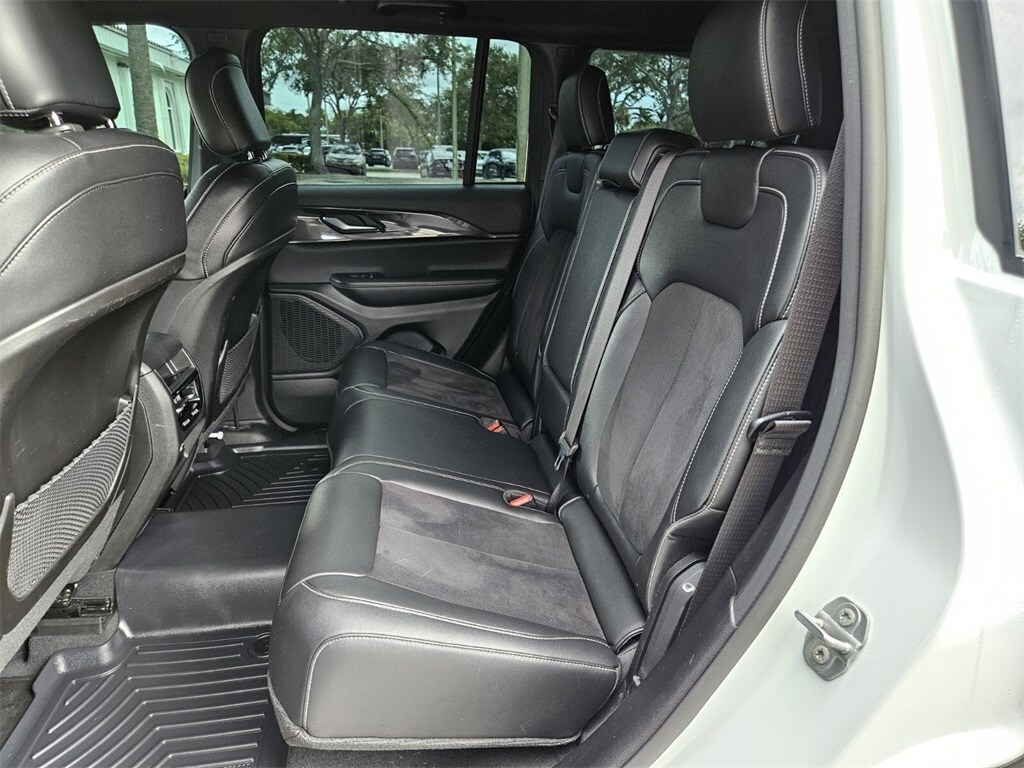 2023 Jeep Grand Cherokee Altitude photo 4
