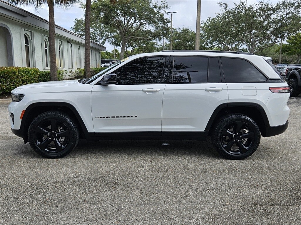 2023 Jeep Grand Cherokee Altitude photo 2