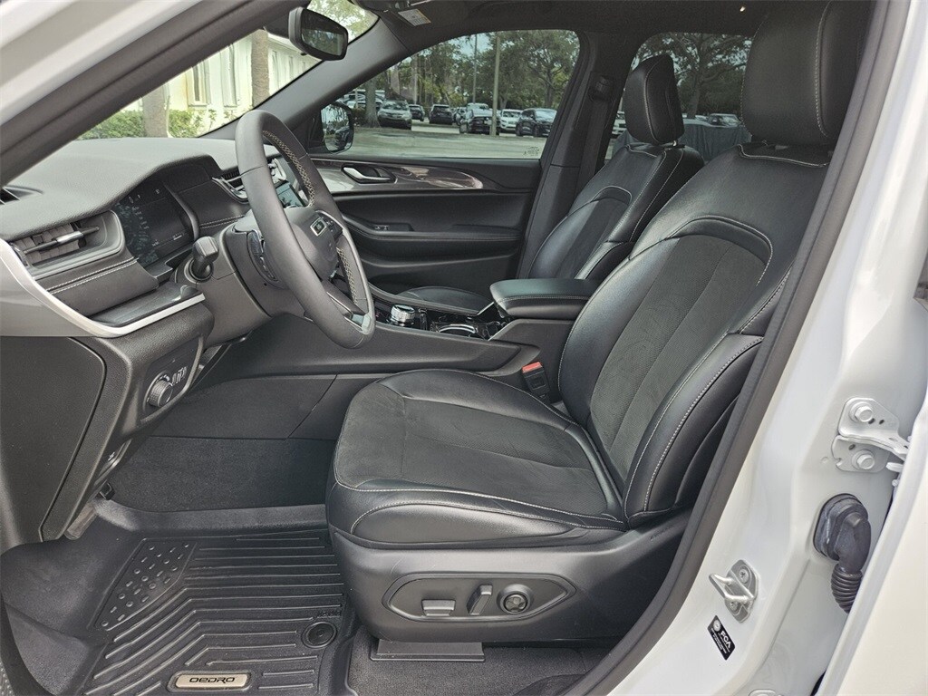 2023 Jeep Grand Cherokee Altitude photo 3