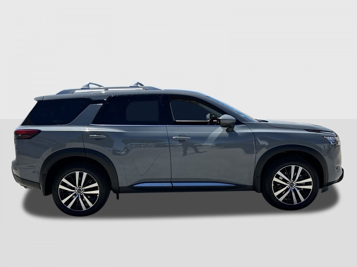 2025 Nissan Pathfinder Platinum photo 3