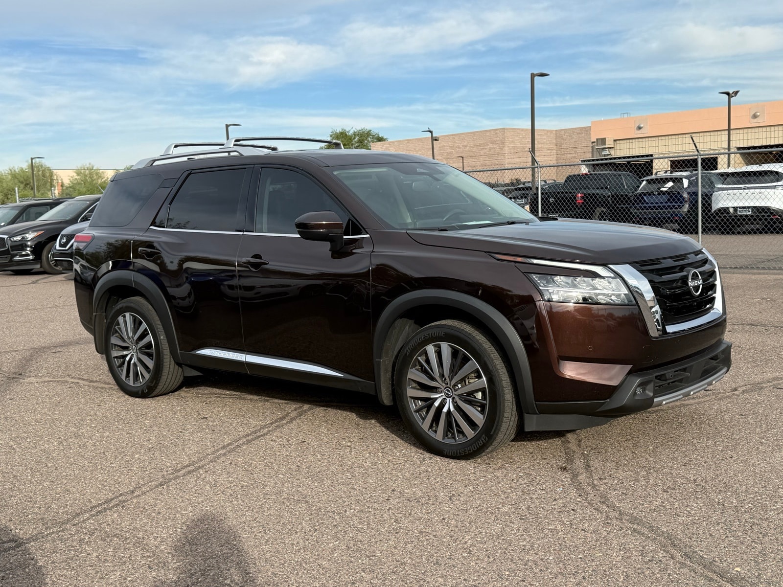 2022 Nissan Pathfinder Platinum photo 2