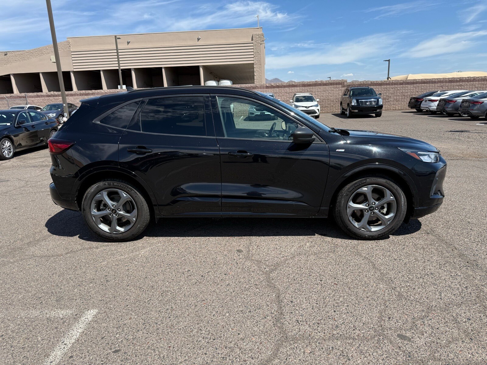 2023 Ford Escape ST-Line photo 2