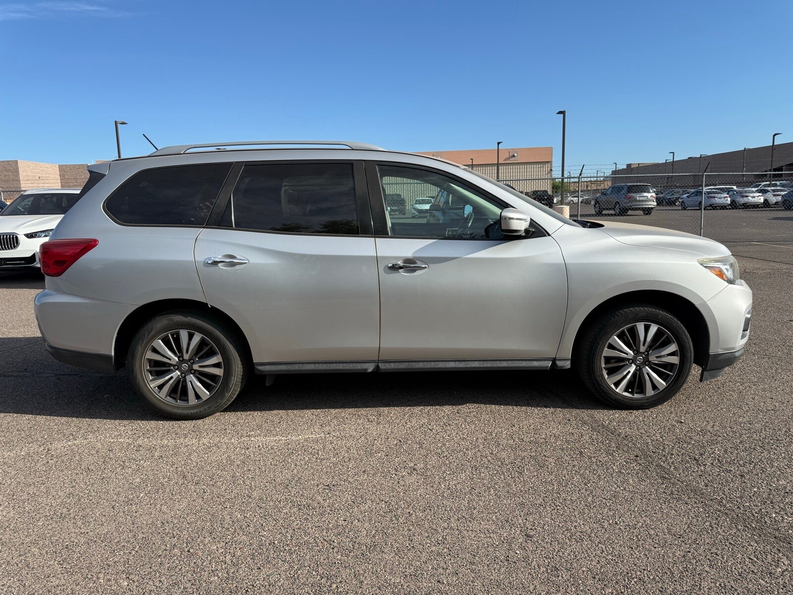 2017 Nissan Pathfinder SV photo 4