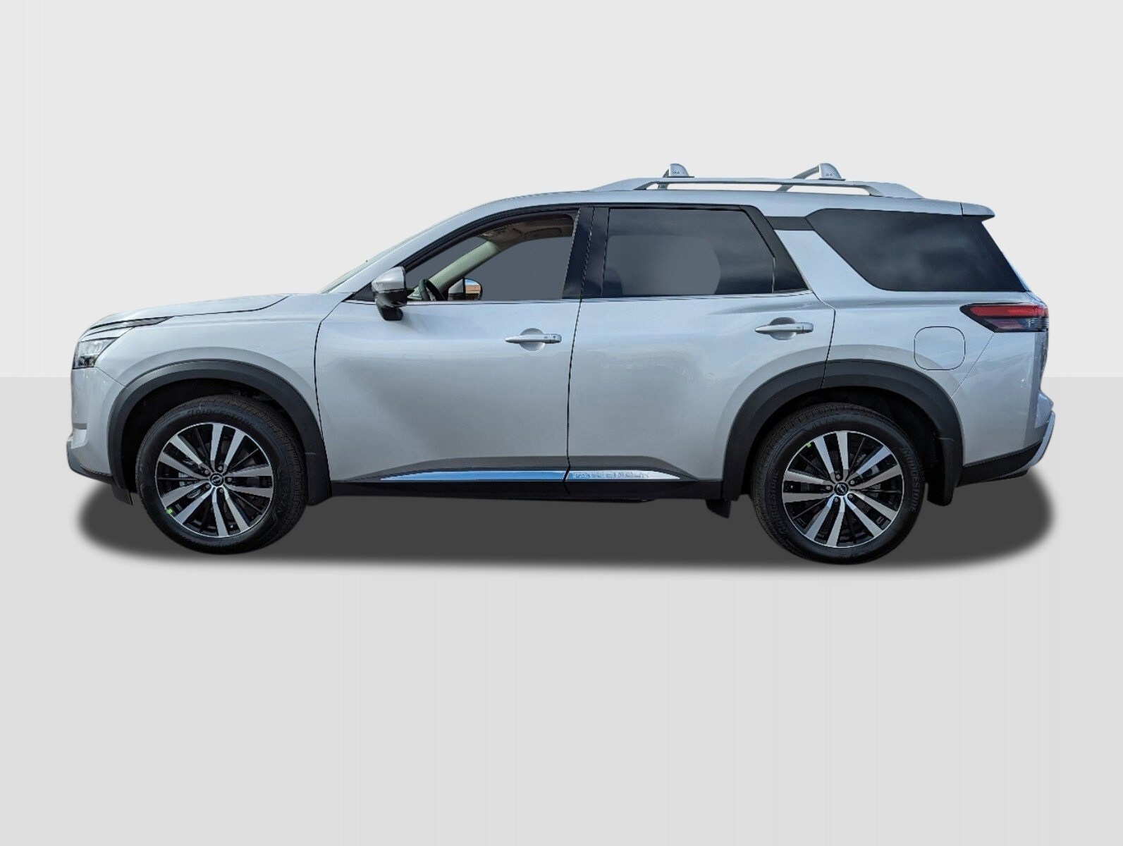 2025 Nissan Pathfinder Platinum photo 2