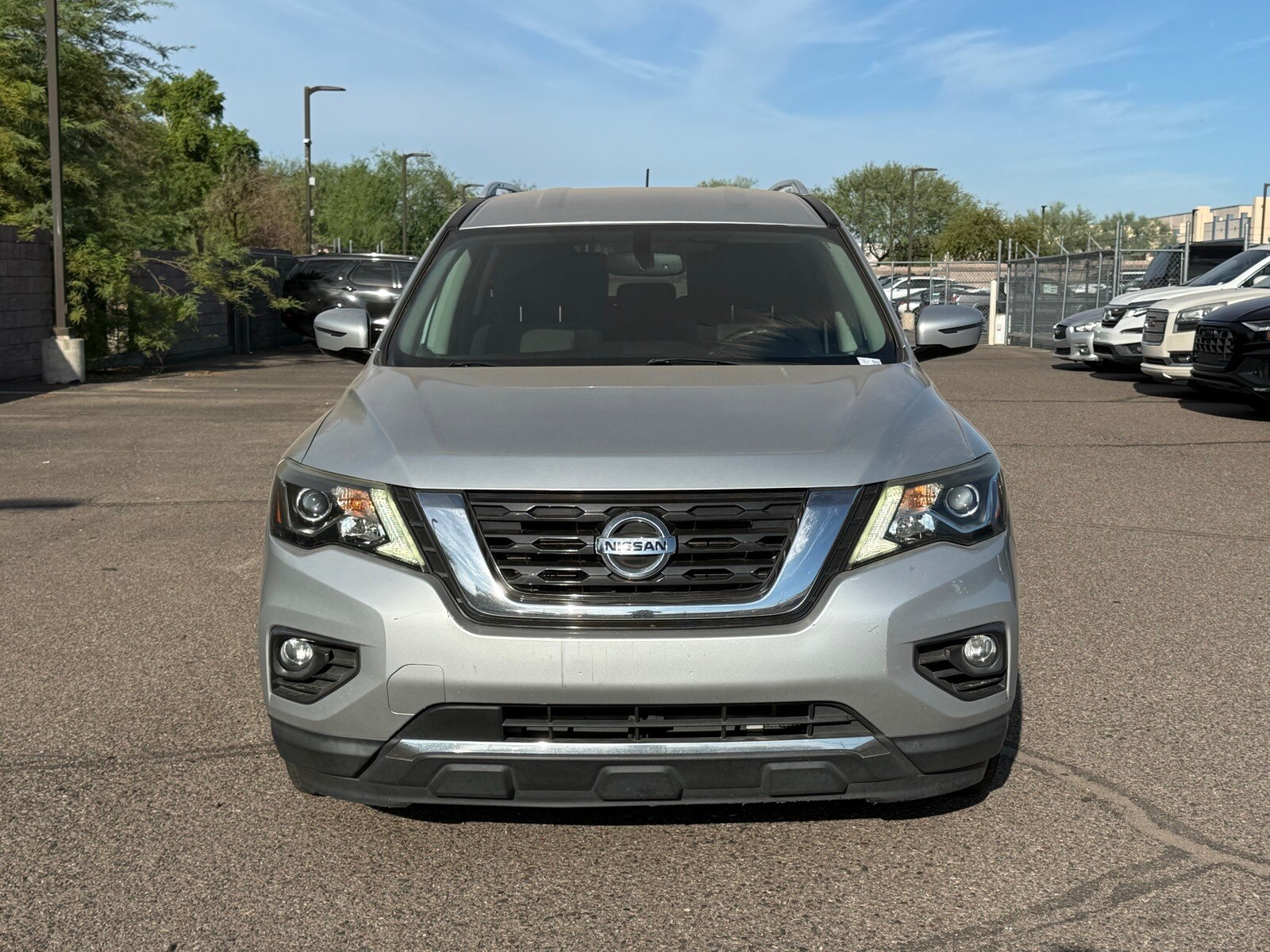 2017 Nissan Pathfinder SV photo 2