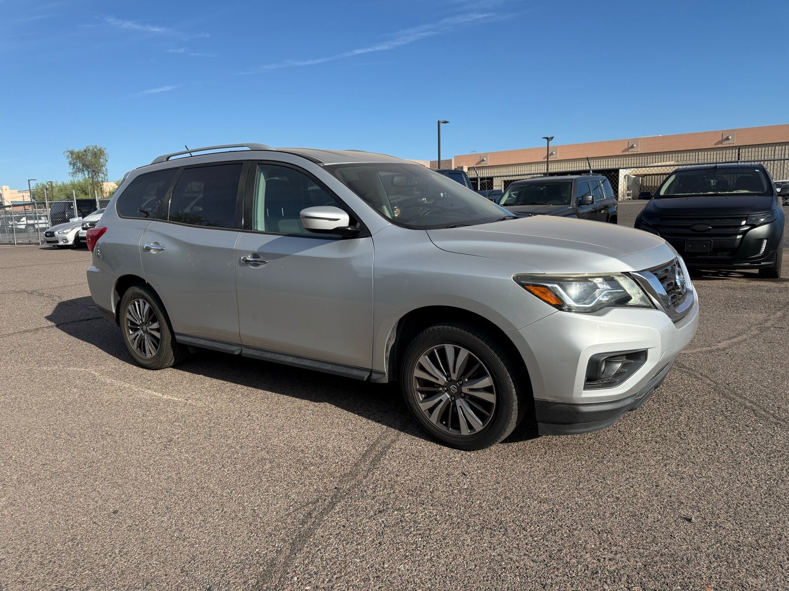 2017 Nissan Pathfinder SV photo 3