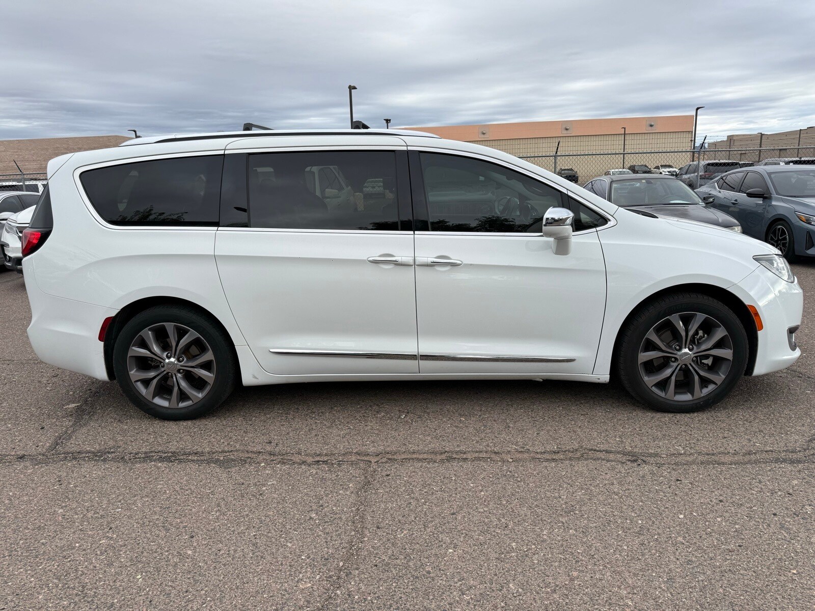 2018 Chrysler Pacifica Limited photo 3