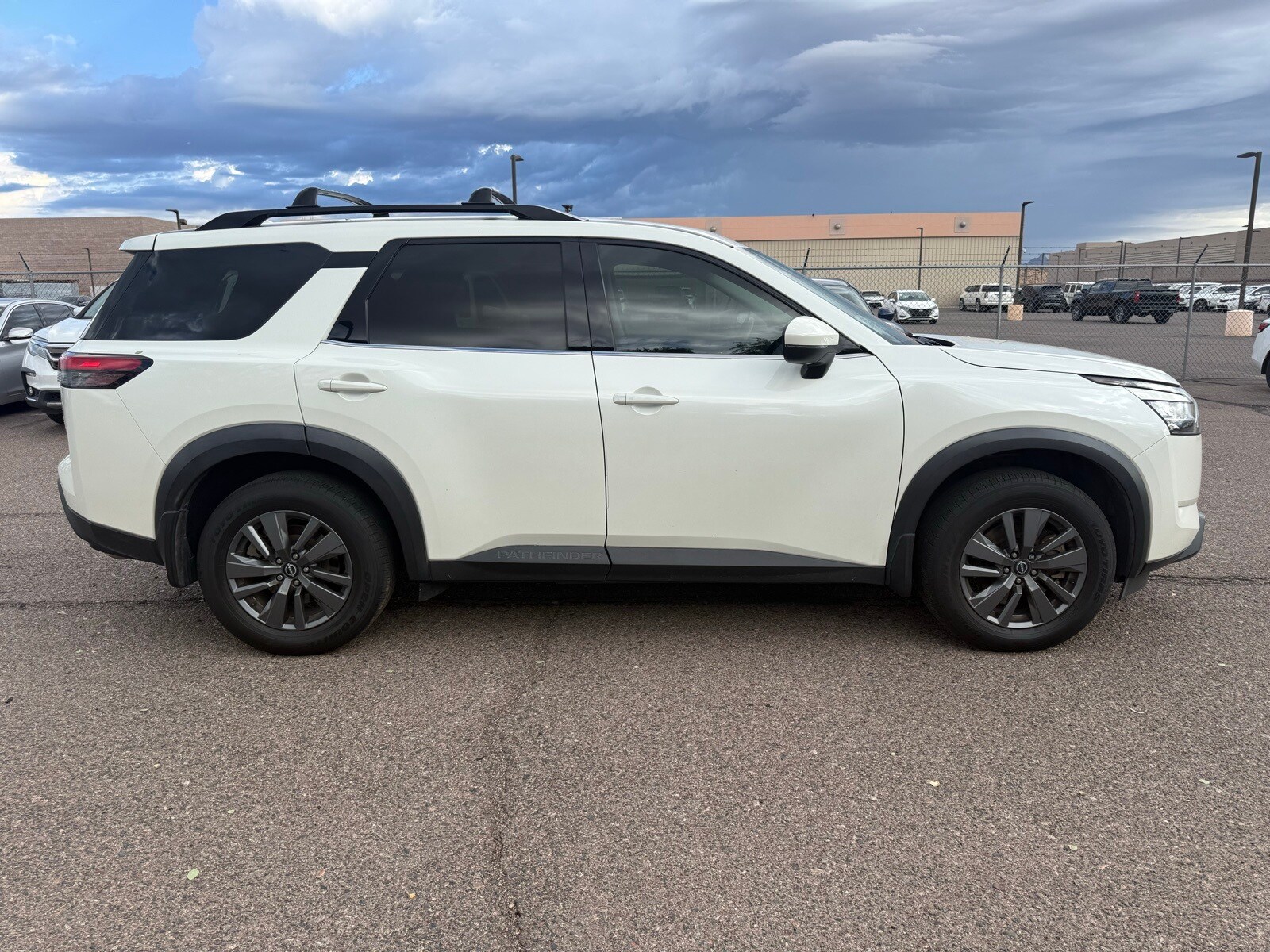 2022 Nissan Pathfinder SV photo 3