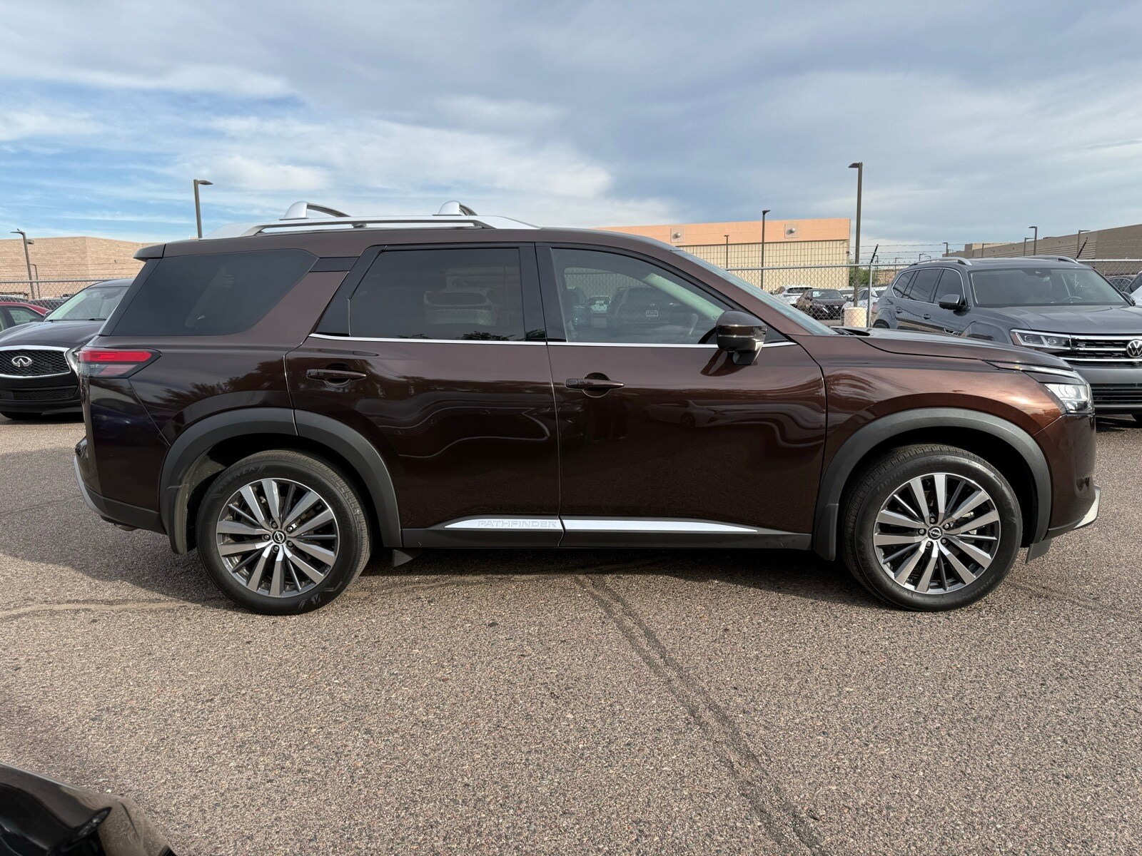 2022 Nissan Pathfinder Platinum photo 3