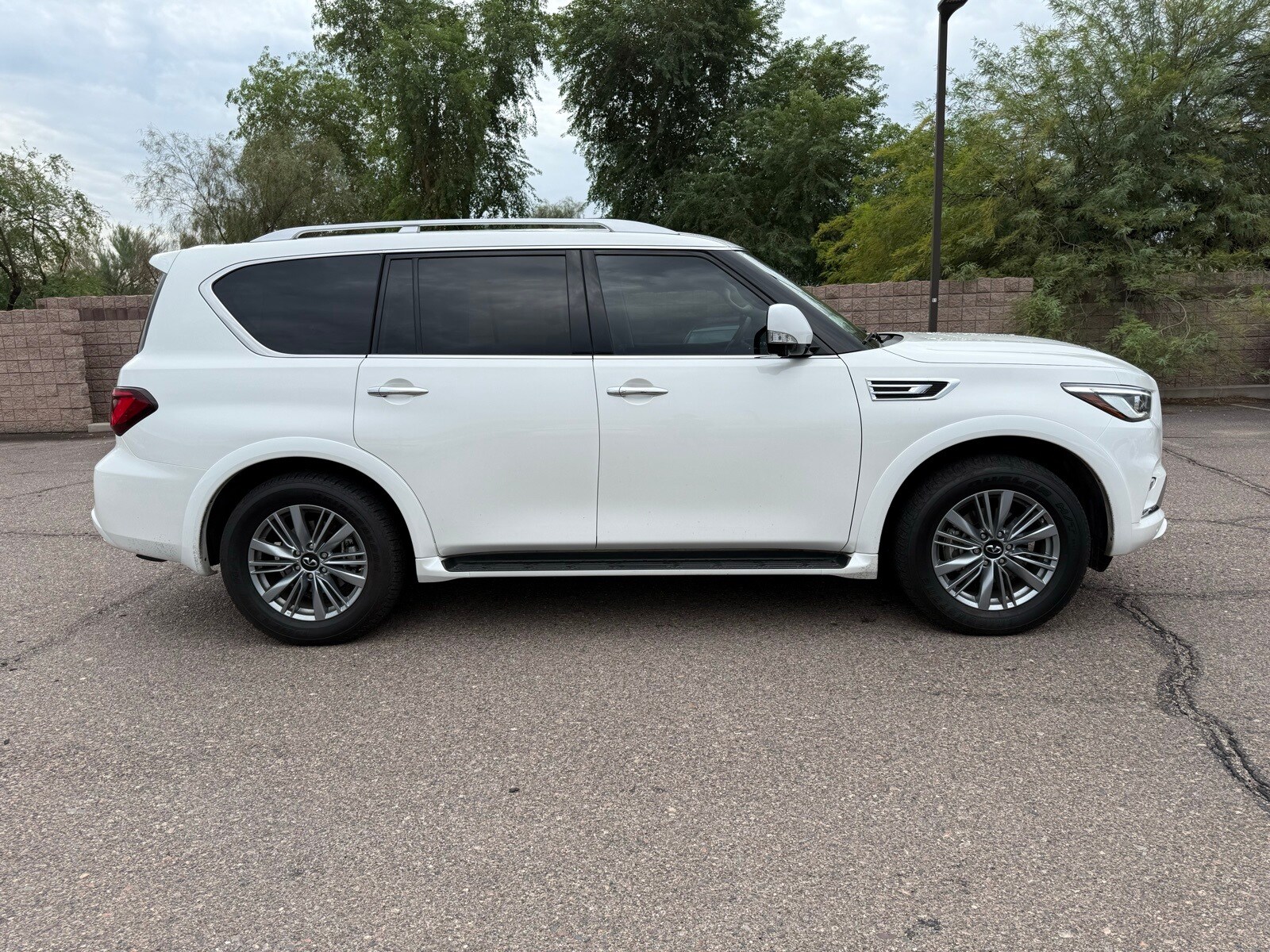 2023 Infiniti QX80 Luxe photo 2