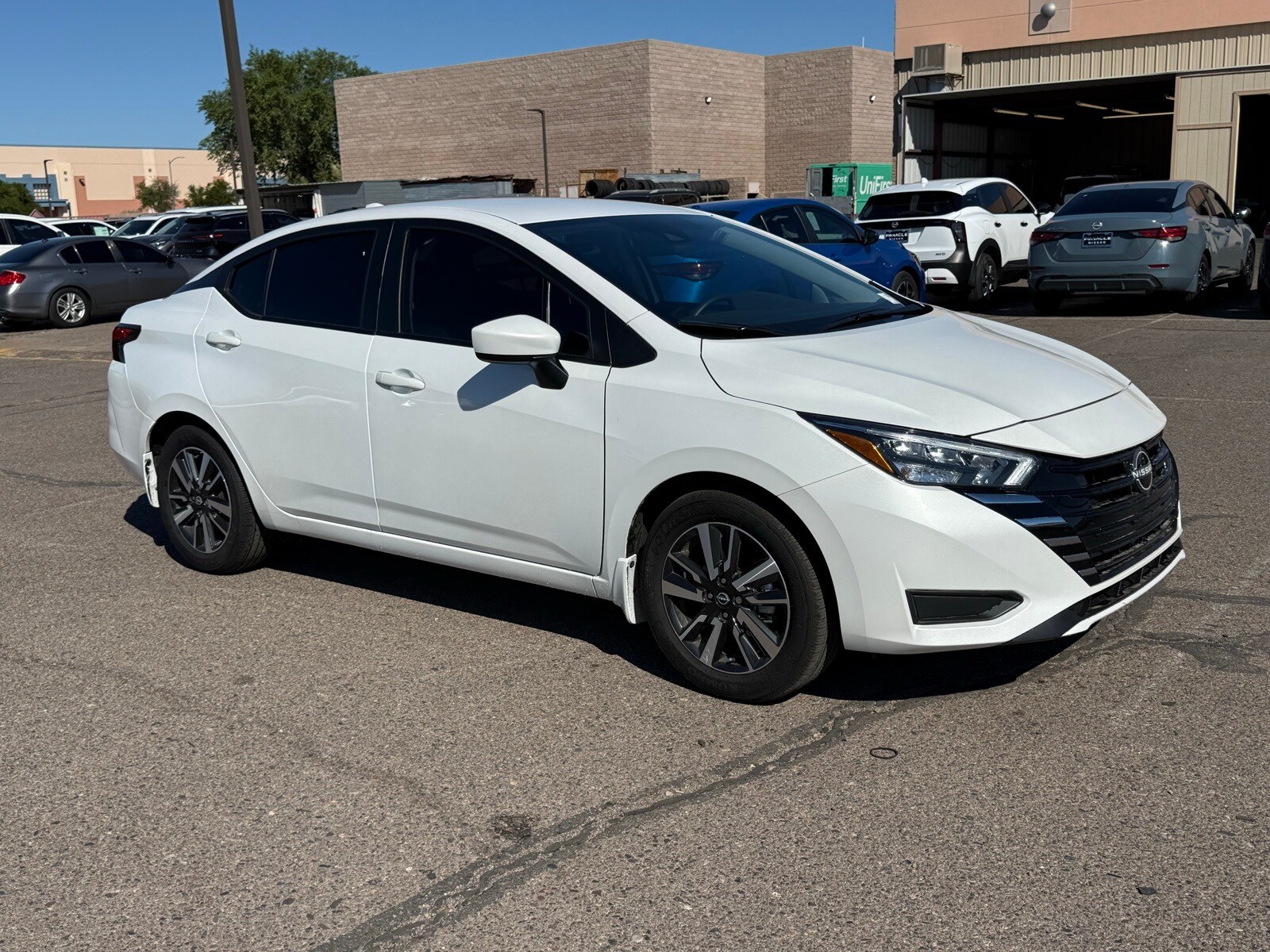 2025 Nissan Versa 1.6 SV photo 2