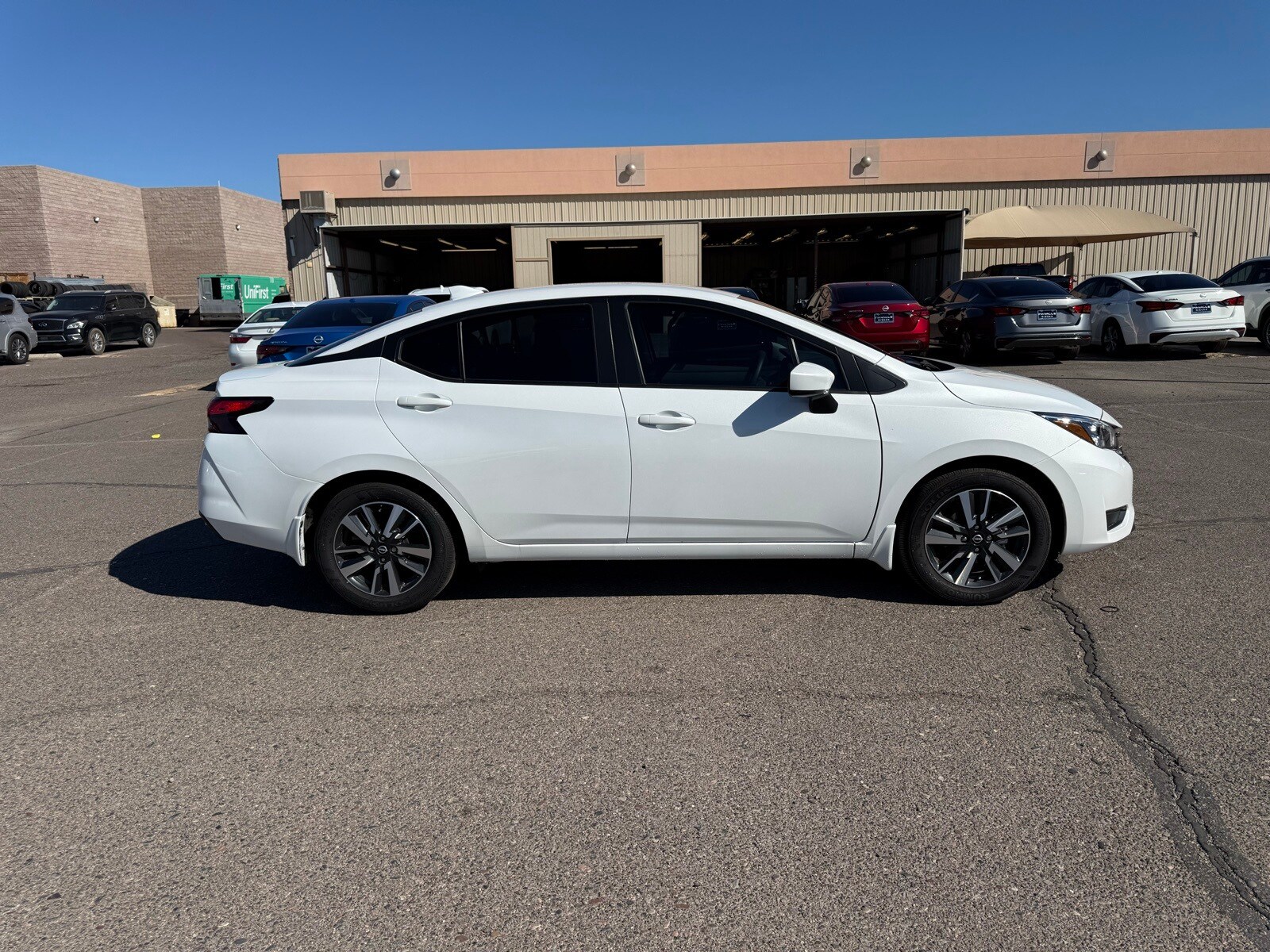 2025 Nissan Versa 1.6 SV photo 3