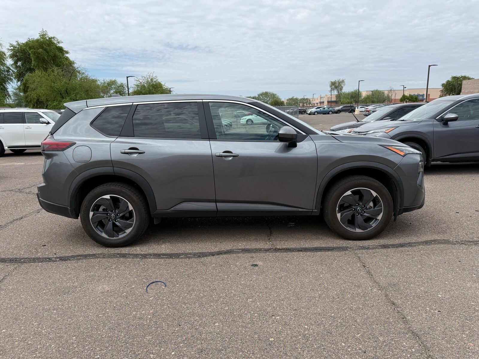 2024 Nissan Rogue SV photo 4