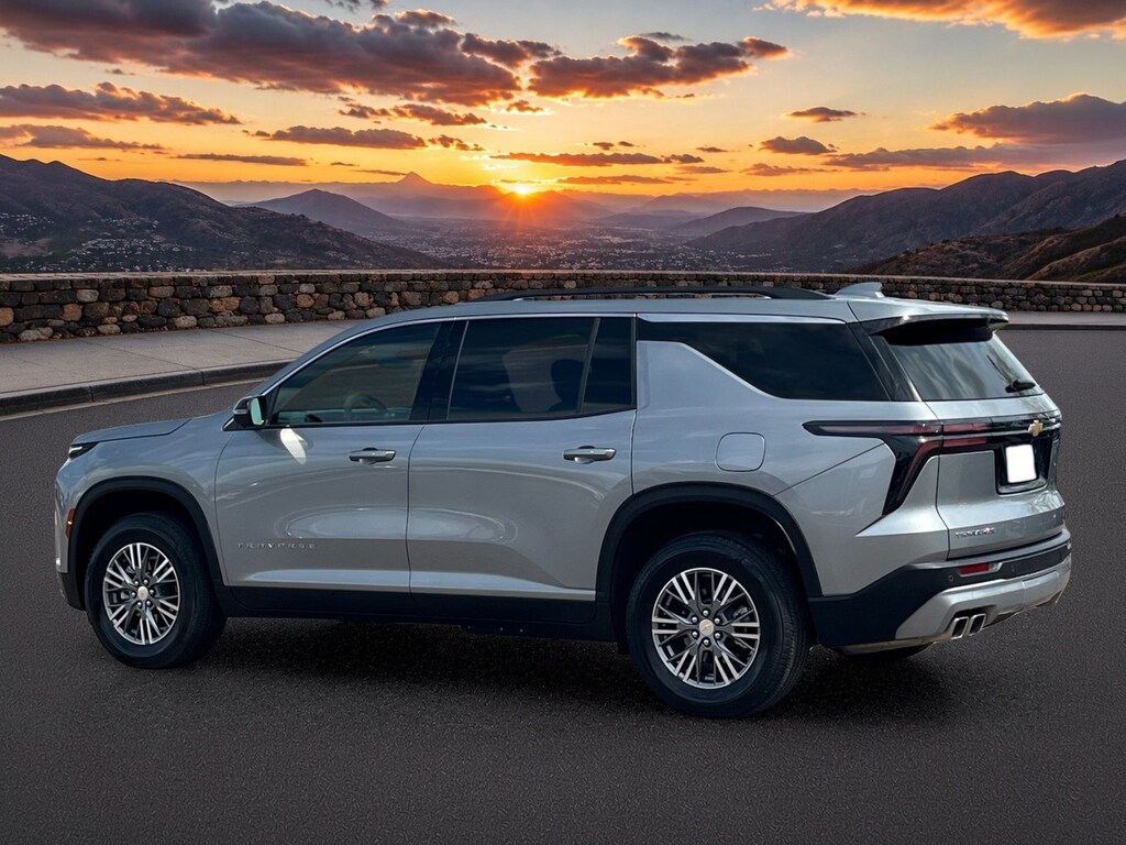 Used 2025 Chevrolet Traverse LT SUV