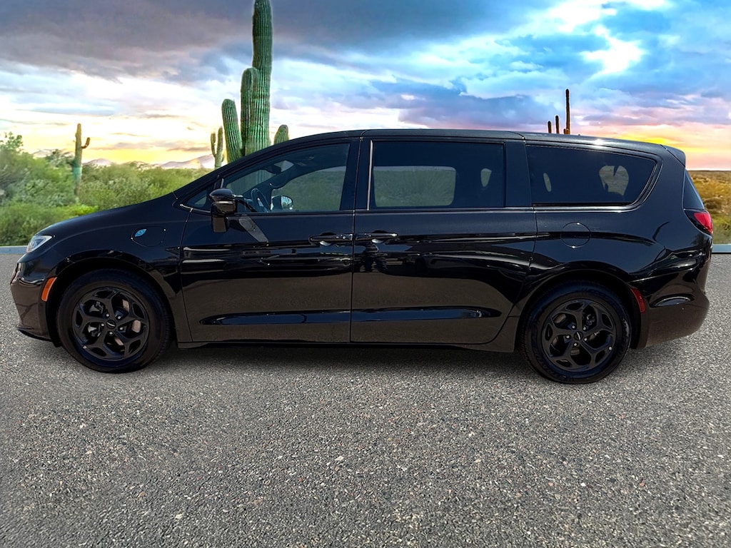 Used 2022 Chrysler Pacifica Hybrid Touring L Van Passenger Van
