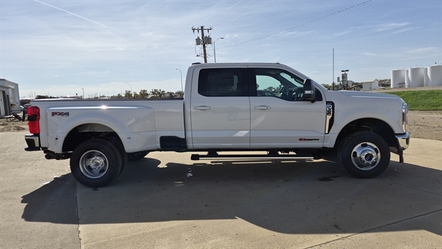 New 2027 Ford Super Duty F-350® Lariat® TRUCK