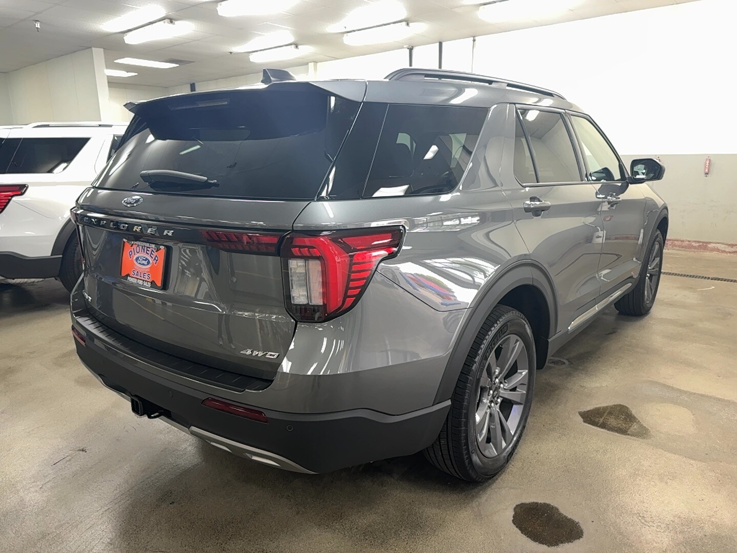 2025 Ford Explorer photo 4