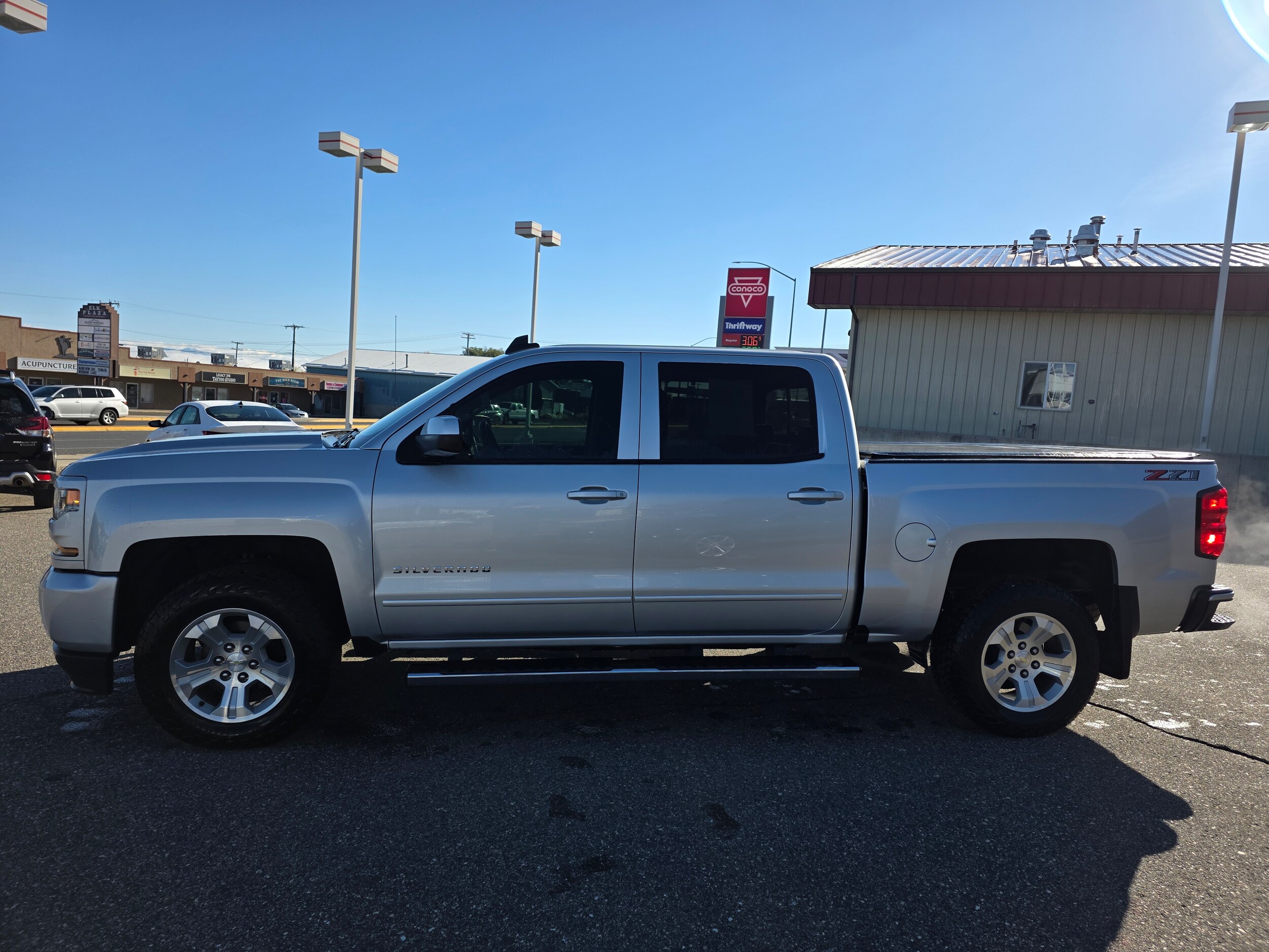 2018 Chevrolet Silverado 1500 LT photo 2