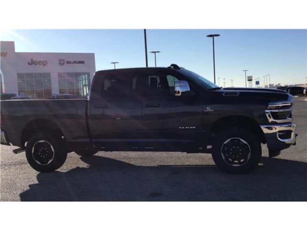 New 2026 Ram 3500 LARAMIE CREW CAB 4X4 6'4 BOX Pickup