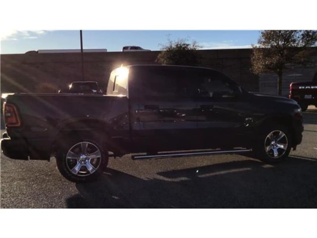 New 2025 Ram 1500 TRADESMAN CREW CAB 4X2 5'7 BOX Pickup