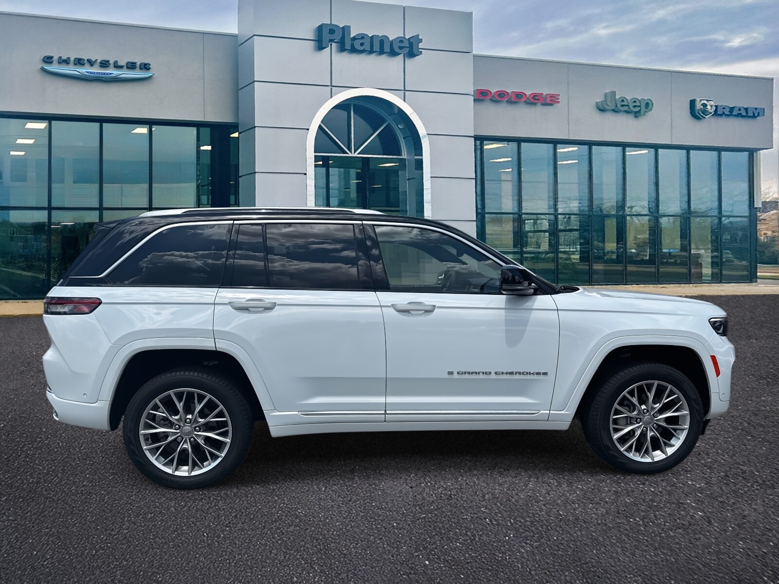 2023 Jeep Grand Cherokee Summit photo 2