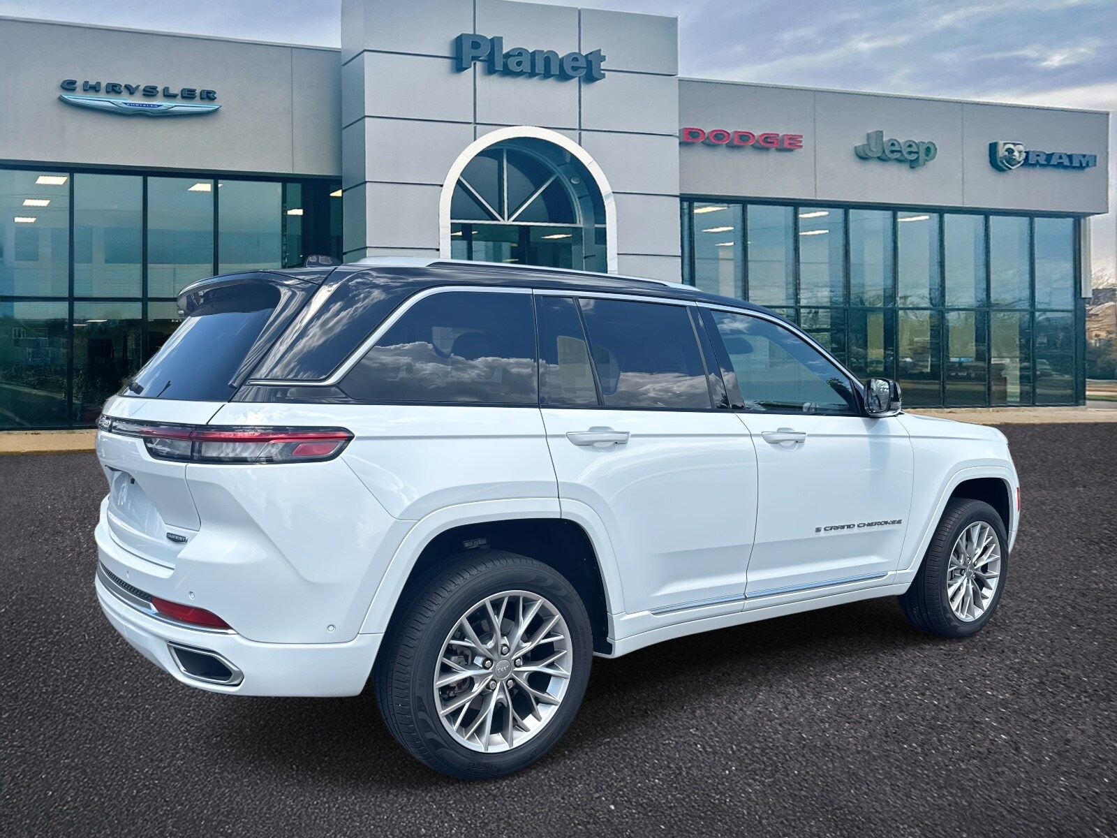 2023 Jeep Grand Cherokee Summit photo 3