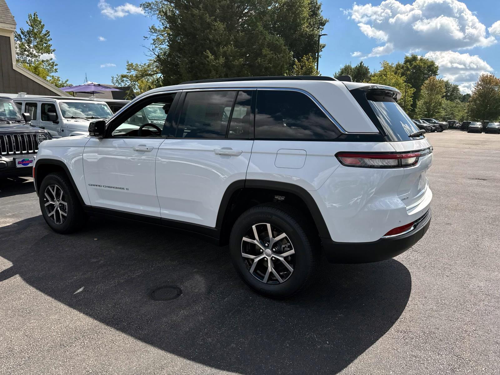 2025 Jeep Grand Cherokee Limited photo 2