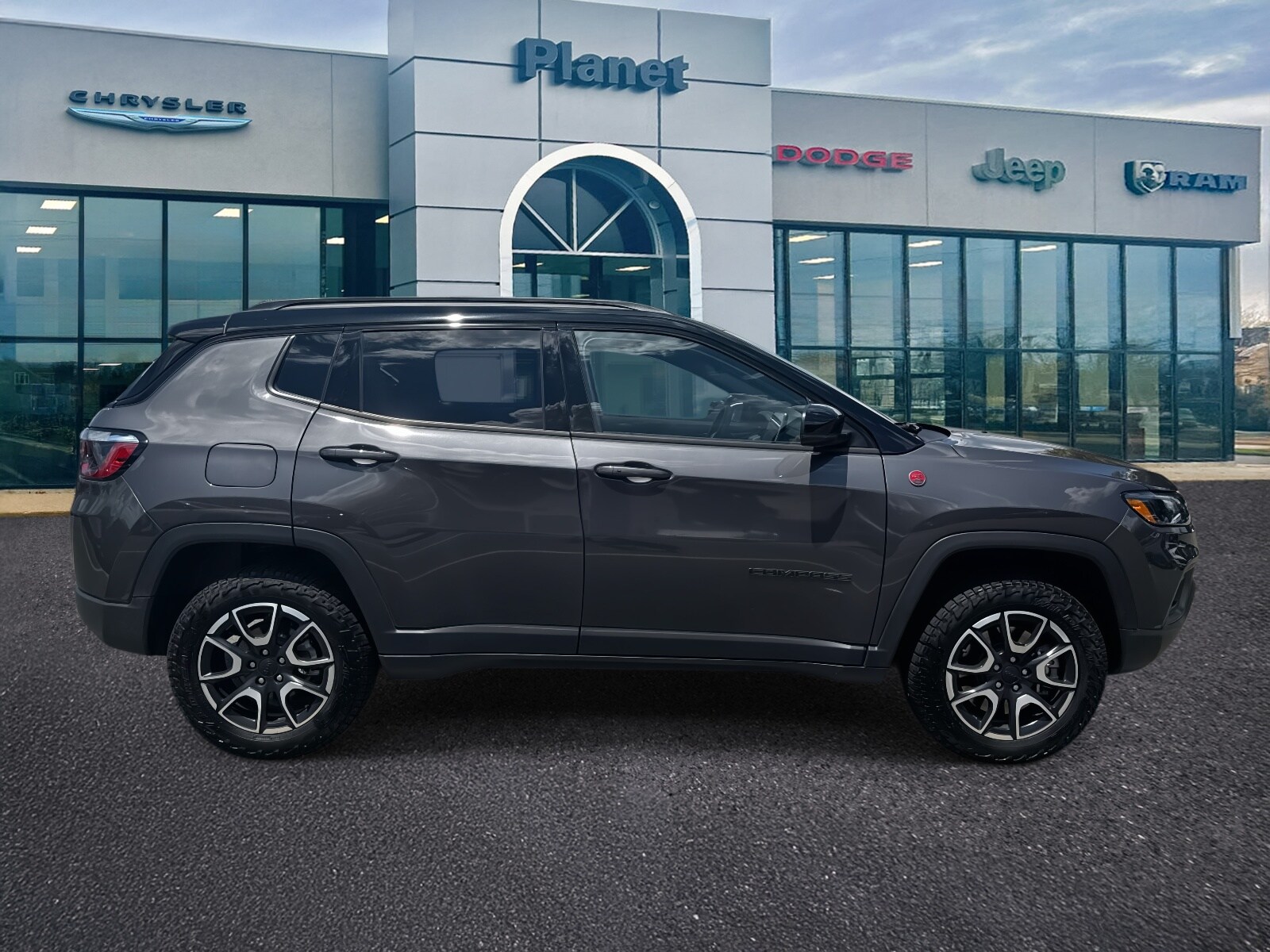 2024 Jeep Compass Trailhawk photo 2