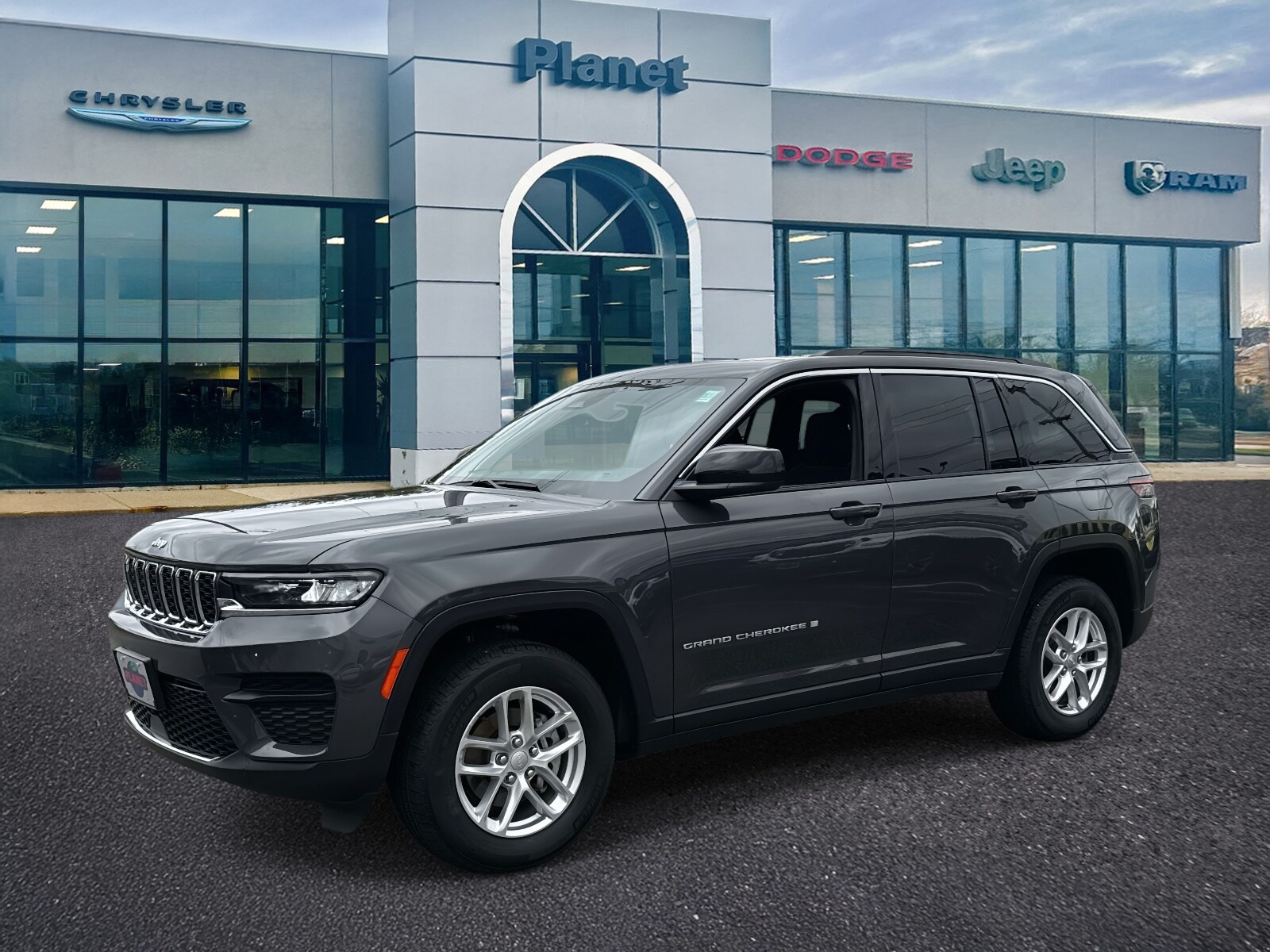 2025 Jeep Grand Cherokee Laredo X photo 4