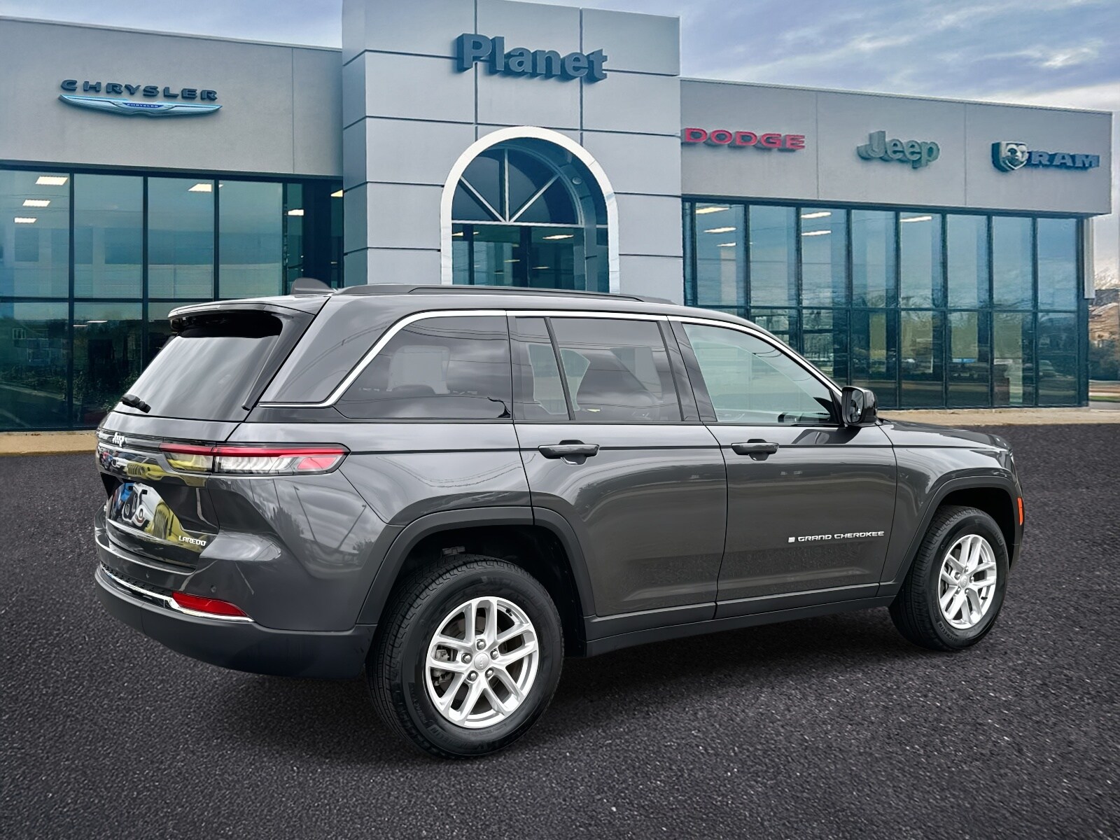 2025 Jeep Grand Cherokee Laredo X photo 2