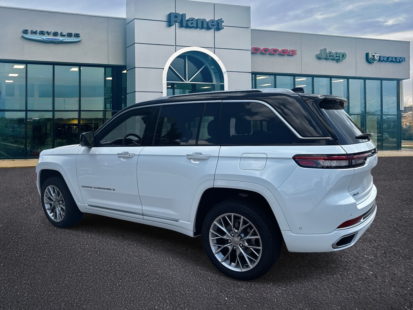 2023 Jeep Grand Cherokee Summit photo 4