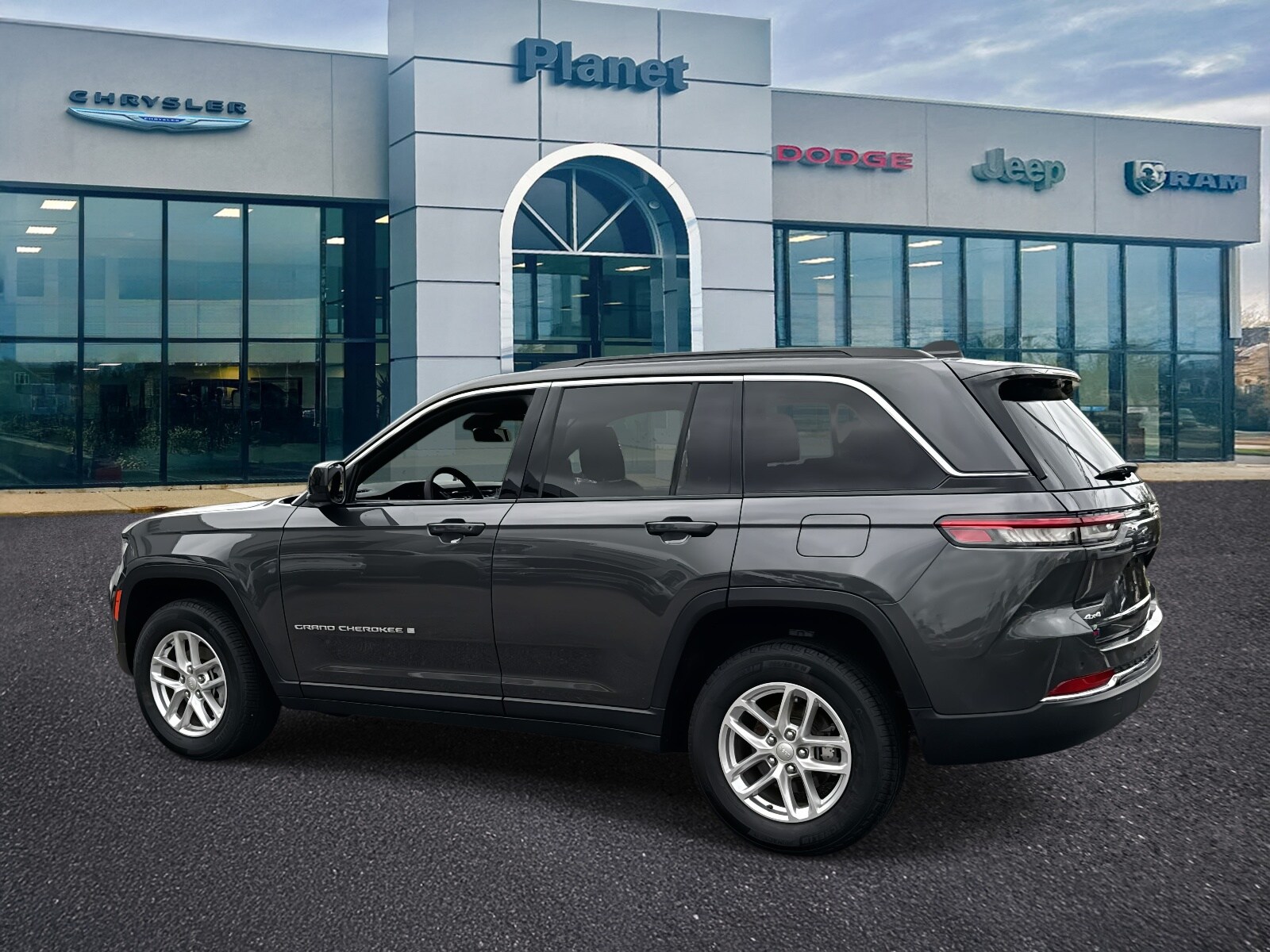 2025 Jeep Grand Cherokee Laredo X photo 3