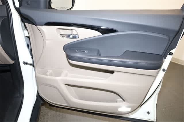 Thumbnail: 2017 Honda Pilot - 22