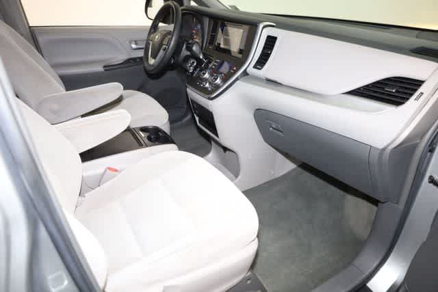 Thumbnail: 2017 Toyota Sienna - 19