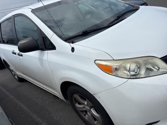 Thumbnail: 2011 Toyota Sienna - 11