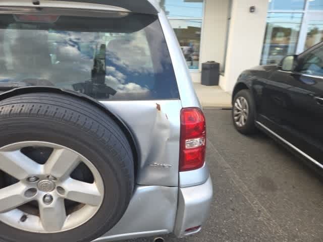 2005 Toyota RAV4 Base 9