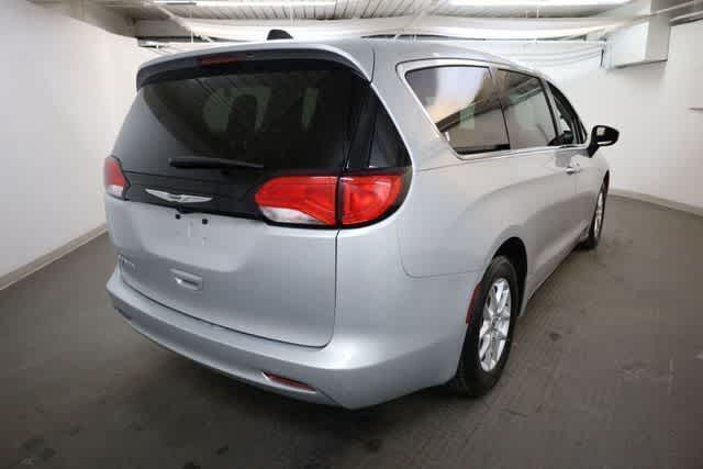 Thumbnail: 2022 Chrysler Voyager - 7