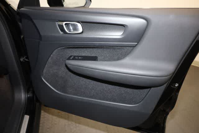 Thumbnail: 2021 Volvo XC40 - 32