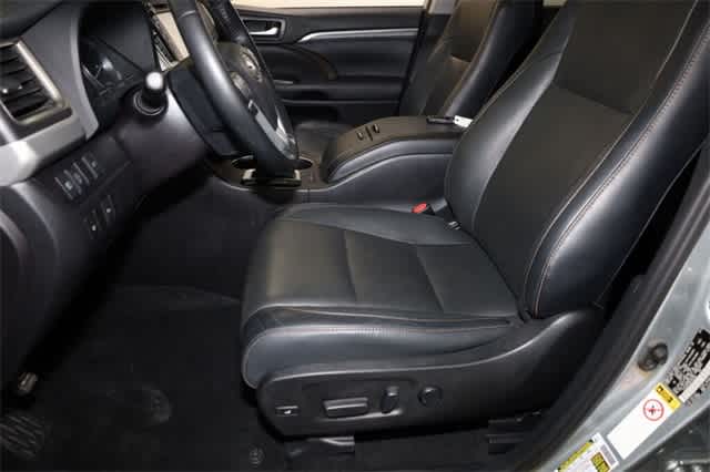 Thumbnail: 2019 Toyota Highlander - 15