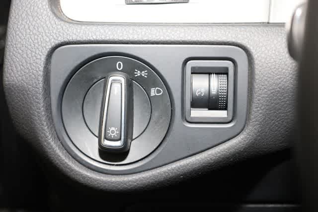 Thumbnail: 2016 Volkswagen Golf - 26