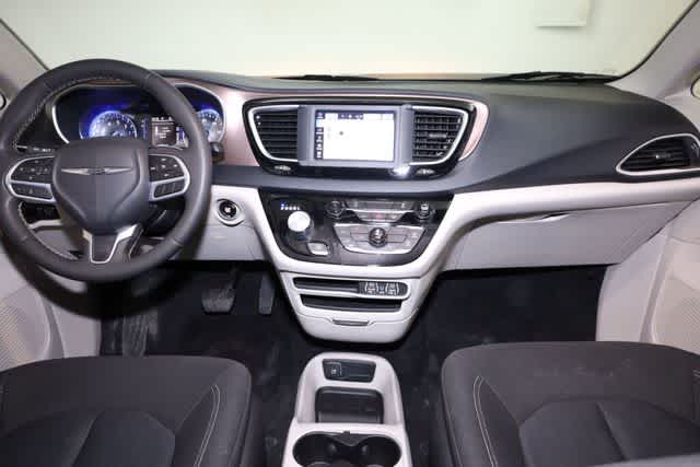 Thumbnail: 2022 Chrysler Voyager - 17