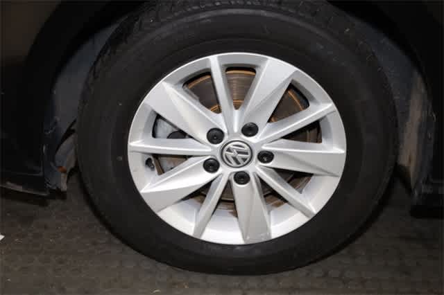 Thumbnail: 2016 Volkswagen Golf - 34