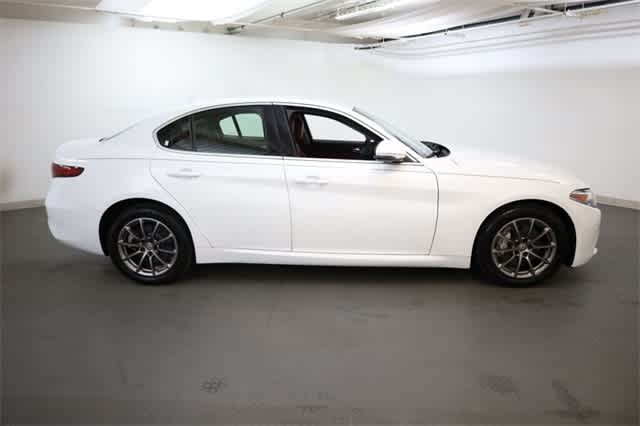 Thumbnail: 2019 Alfa Romeo Giulia - 9