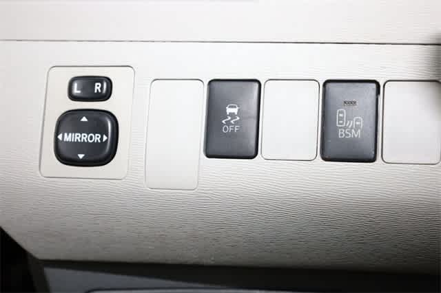 Thumbnail: 2014 Toyota Sienna - 26